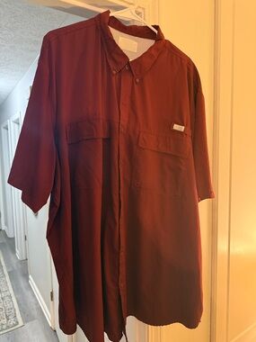 Men's Short Sleeve Button-Down Shirt in Burgundy